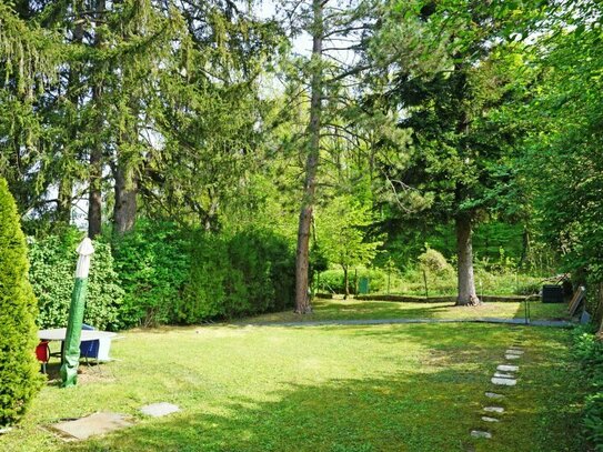 Baugrund in herrlicher Waldrandlage mit Sommerhäuschen