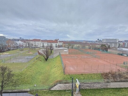 Schöne Dachgeschoß Wohnung, drei Zimmer + Balkon + Terrasse, Neubau