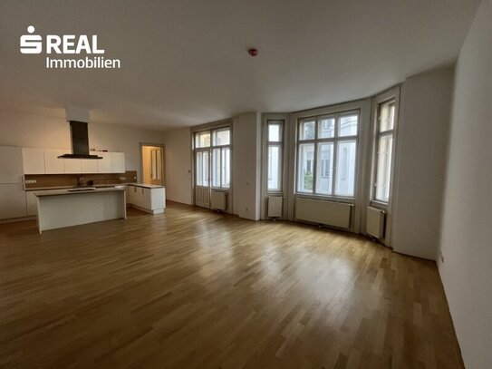 neu ausgemalte 4-Zimmerwohnung mit innenhofseitigen Balkon in guter Lage!