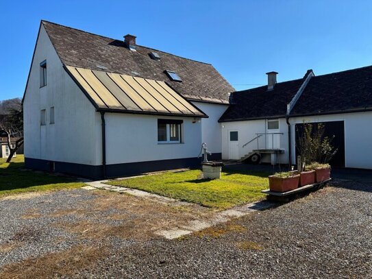 Saniertes 135m² Familienhaus mit überdachter Terrasse, Nebengebäude und Carport am ruhigen Stadtrand