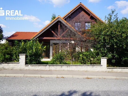 Schön gepflegtes Fertigteilhaus mit Carport und Wintergarten