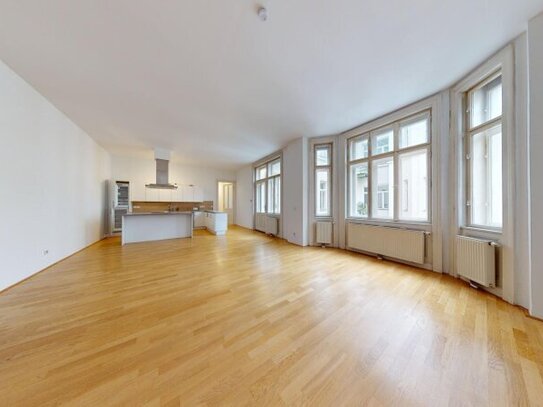 Absolute Tranquility: 4-Room Historic Apartment with Balcony in the Heart of Vienna