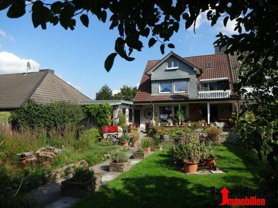 Emmerich: Kapitalanlage - Zweifamilienhaus mit schönem Garten und großer Garage