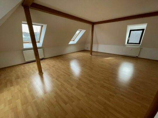 Diese Wohnung wird Ihnen gefallen! 3-R-Dachgeschoß-Wohnung Balkon , Dachboden & Abstellraum