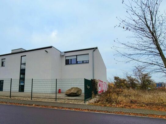 Gepflegtes Schulungs- und Bürogebäude mit Lagerhalle, Aufzug und 15 Stellplätzen