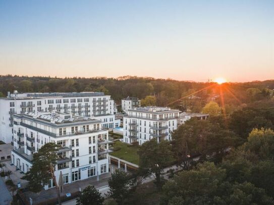 Morgensonne, Abendsonne und von der Terrasse direkt in den Pool. Und Schiffe zählen können Sie hier auch!