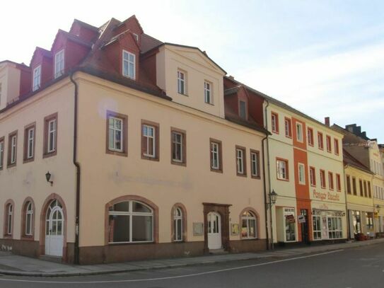 Gut sichtbares Ladengeschäft mit vielen Schaufenstern am Markt