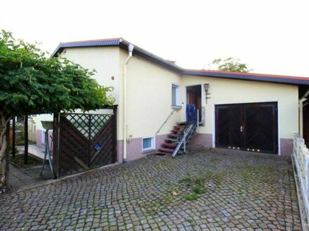 Solides Einfamilienhaus im Bungalow-Stil mit Garten und Garage