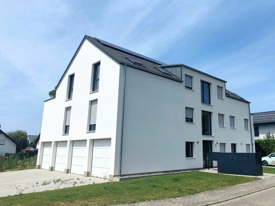 Moderne 3 Zimmer Neubau Wohnung mit Balkon und Garage