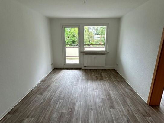 500 Euro Einzugsbonus! EBK mgl.! Frisch renov. 2-Zi- mit Balkon, Wanne & Laminat in ruhiger Lage!