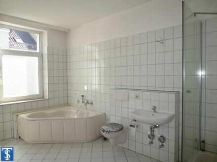 schöne vermietete 3-Zimmer-Etagen-ETW mit Wanne, Dusche und Balkon im 1. OG in Plauen