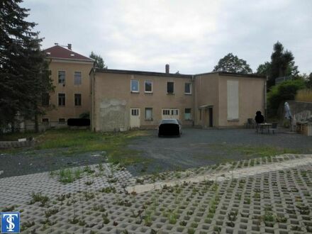 Einfamilienhaus mit Garage und sanierter 5-Raum-Wohnung im OG in Auerbach