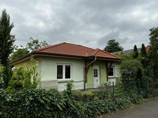 Leipzig-Schönau: Gefragtes Angebot, Winkelbungalow mit ca. 100 m² Wfl., 468 m² Grdstk., PV-Anlage!