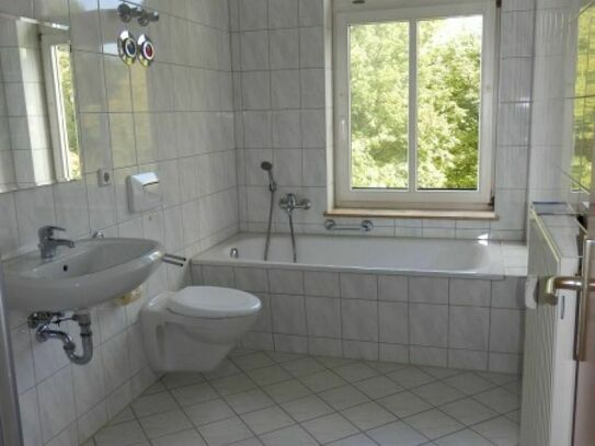 TAGESLICHTBAD WANNE/DUSCHE--LIFT--LAMINAT--GÄSTE WC--SUPERHELL !!