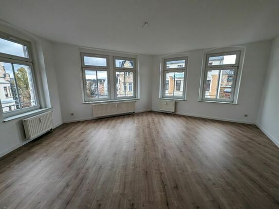 ++ Traumhafte 2,5 Zimmer Wohnung neu renoviert mit Homeofficezimmer und großem Wohnzimmer ++