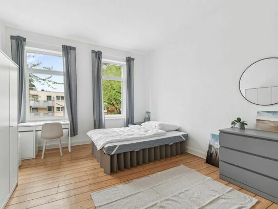 Wunderschönes Zimmer in moderner Wohnung mit Balkon in zentraler Lage