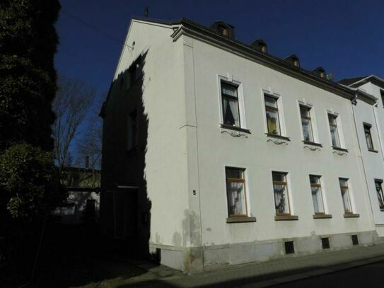 Größtenteils saniertes 3-Familienhaus mit Grundstück, Garage und Nebengebäude in ruhiger Stadtlage von Netzschkau zu ve…