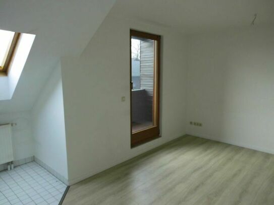 Moderne 2-Zimmer-DG-Wohnung mit Süd-Balkon und Stellplatz ab sofort zu vermieten!