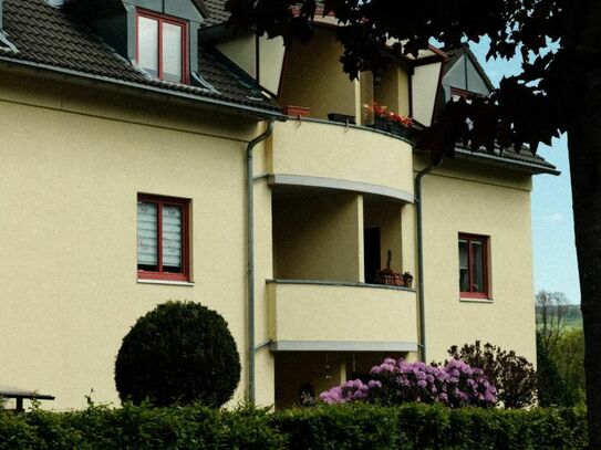 Wohnoase mit Balkon: Helle 2-Zimmer-Wohnung in idyllischer Lage