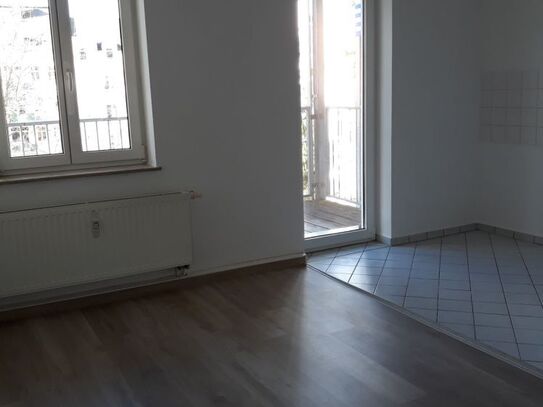 Frei ab 1.12.24 - 1. OG mit Balkon und neuem Laminat !!!