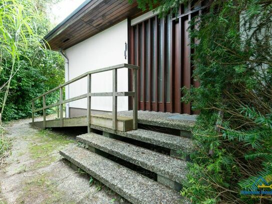 Naturidylle auf zwei Ebenen: Geräumiger Bungalow mit großem Garten und Garage