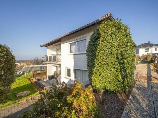 Einfamilienhaus mit Platz, Garten und Garage in guter Lage von Oberhonnefeld-Gierend