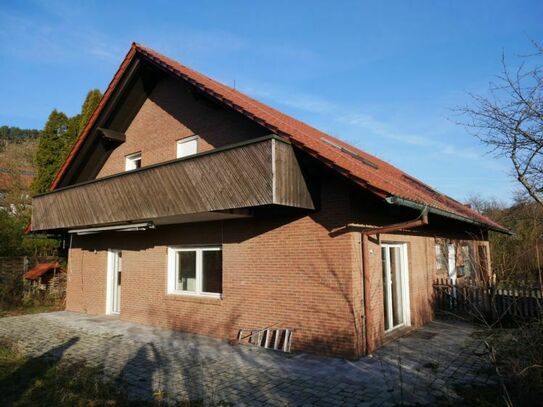 freistehendes Einfamilienhaus mit Wohnung im Dachgeschoss, ebener Garten, Terrasse und Garage