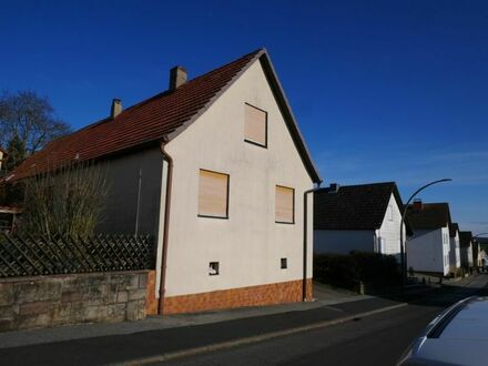 Einfamilienhaus mit 2 Garagen und Garten mit überdachtem Freisitz