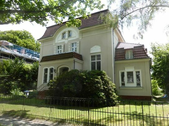 Stilvolles Landhaus unter Denkmalschutz mit Potential in Lichterfelde West nahe Paulinenplatz