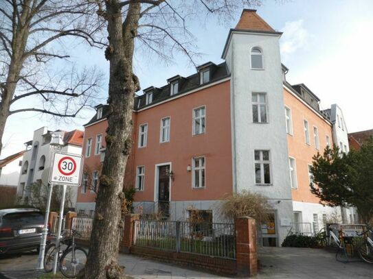 Modernisierungsbedürftige Dachgeschosswohnung mit Türmchenzimmer und Potential in Lichterfelde West!