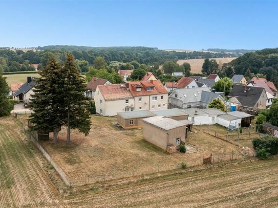 Eckgundstück bebaut mit Doppelhaushälfte und Nebengelassen in ruhiger Wohnlage.