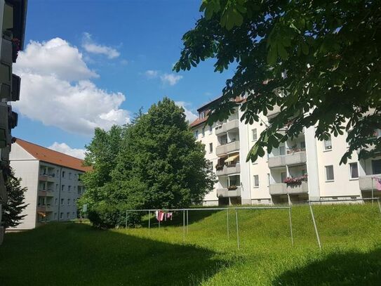 ***Großzügige 3- Raumwohnung mit PKW - Stellplatz und Kelleranteil***