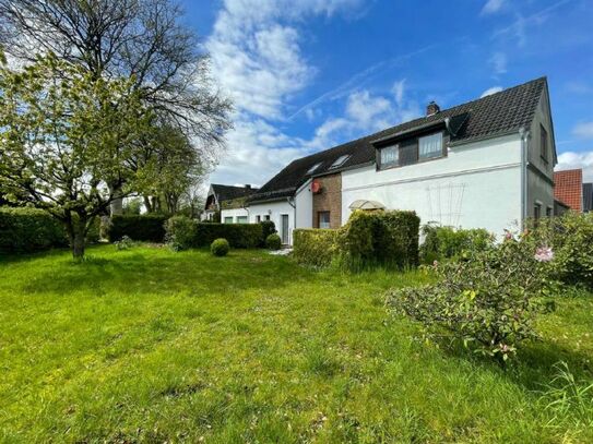 Mehrgenerationenhaus mit Einliegerwohnung und Doppelgarage auf einem großem Baulandgrundstück
in naturverbundener und i…