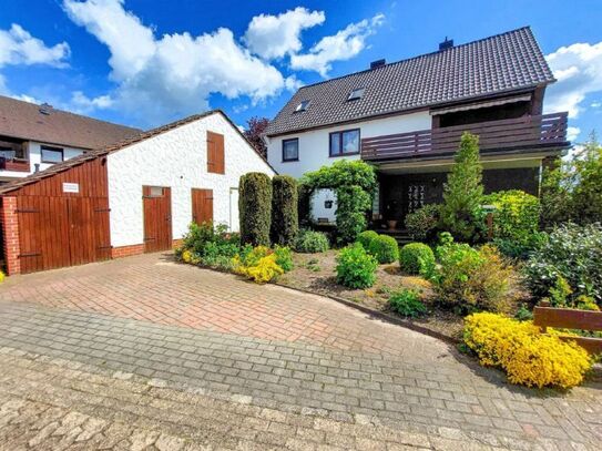 Entfalten Sie Ihre Wohnträume in diesem schönen Zweifamilienhaus mit Dachterrasse, Carport, Garten und weiteren tollen…