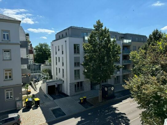 Exklusive 2 Zimmer- Dachgeschosswohnung mit umlaufender Dachterrasse