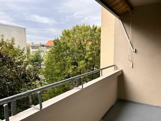 WIR RENOVIEREN FÜR SIE! TOLLE 3-RAUMWOHNUNG mit BALKON in ruhiger LAGE!