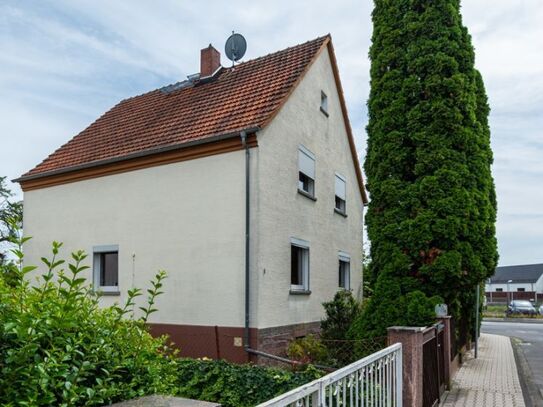 Charmantes Zweifamilienhaus mit traumhaftem Garten wartet auf Sie!