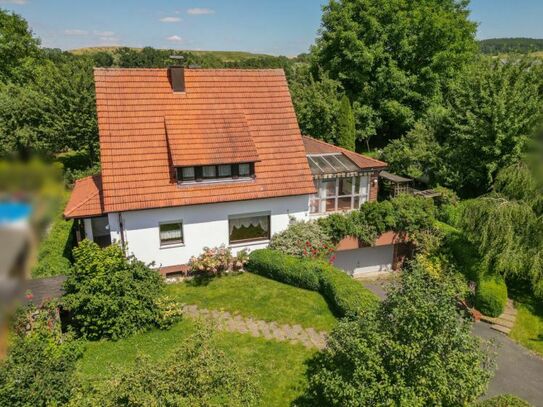 Hier lässt es sich gut wohnen! Einfamilienhaus in Großheirath! Wintergarten, Terrasse, große Garage!