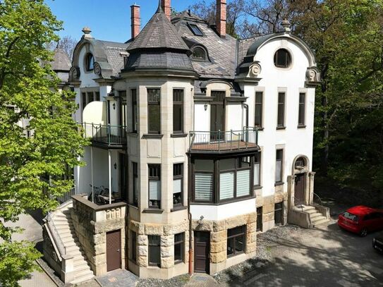 Exklusive Wohnkultur: Stilvolle Idylle in Historischer Villa mit 2 Balkonen