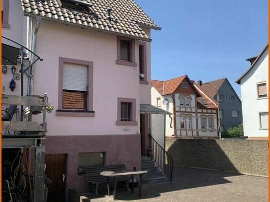 Attraktives Stadthaus mit Scheune und großem Grundstück in bester Lage von Obertshausen