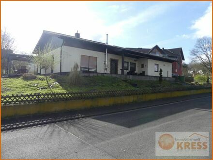 Einfamilienhaus im Bungalowstil mit großem Garten