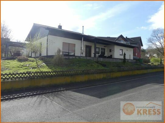 Einfamilienhaus im Bungalowstil mit großem Garten