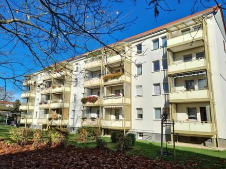 Schöne Wohnung an Giebelseite mit Balkon