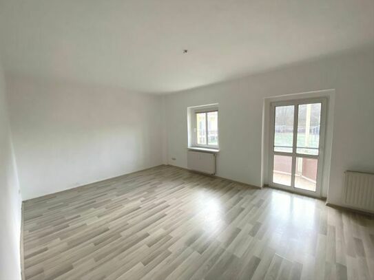 Komfortable, helle 2-Raum-Wohnung mit Balkon und EBK in Berga (3.6)