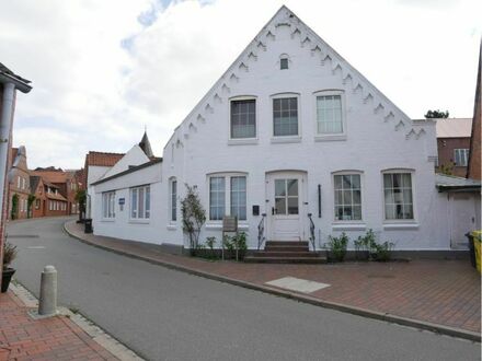 Charmantes Stadthaus/Mehrfamilienhaus mit 3 Wohnungen in 25836 Garding zu verkaufen.