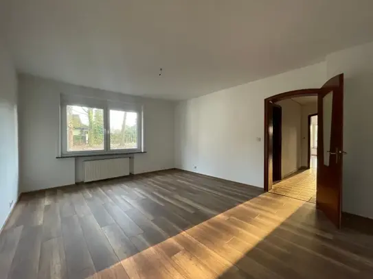 Vermietungsangebot für eine komplett sanierte und renovierte 3 Zimmer EG Wohnung, ca. 94 m² Wohnfläche, mit Terrasse in…