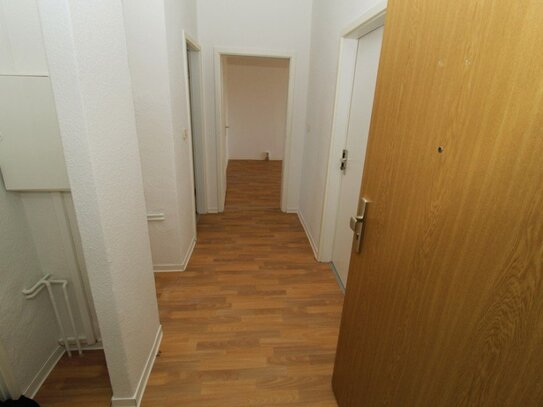 Wohnen in idyllischer Lage - 3 Zimmer inkl. Tageslichtbad mit Wanne+separater Küche+Laminat