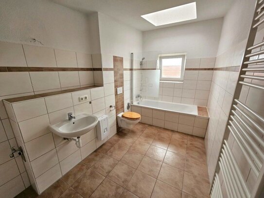 Ansprechende 3 Zimmer im Dachgeschoss+Balkon+Loggia+Tageslichtbad mit mit Badewanne+Abstellraum !