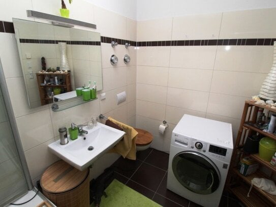 Gemütliche Dachgeschosswohnung mit 2 Zimmern + Bad mit Badewanne+Abstellraum+Laminat+Oberlichter