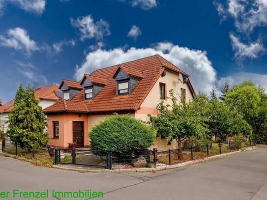 Einfamilienhaus mit Carport und angelegtem Garten